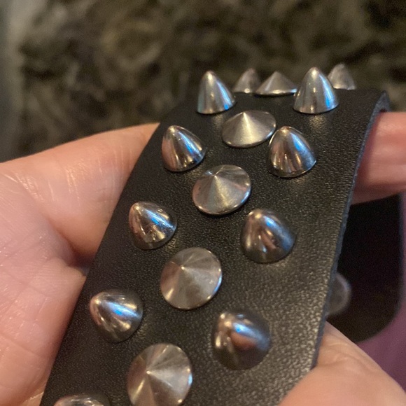 3 row leather metal cones 2 snap bracelet 8.5" - Picture 7 of 7